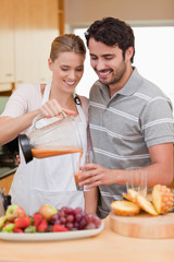 Poster - Portrait of a young couple drinking fruits juice