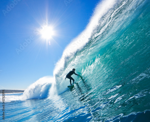 Foto-Stoff bedruckt - Surfer on Blue Ocean Wave (von EpicStockMedia)