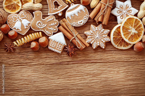 Fototapeta do kuchni Gingerbread cookies and spices