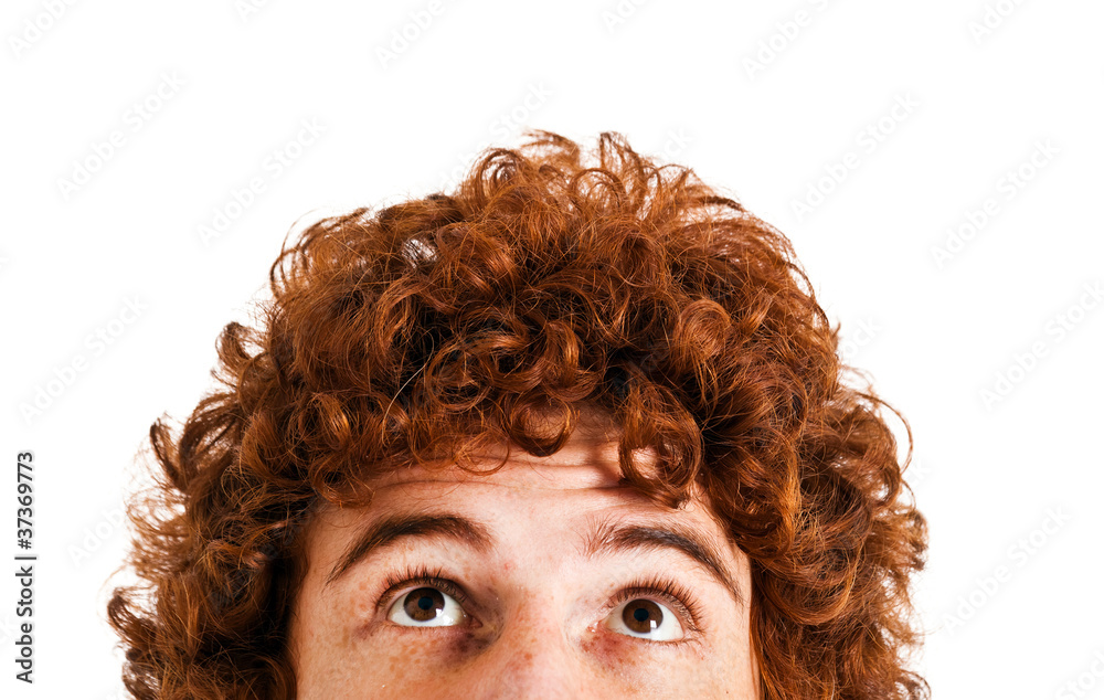 Redhead man looking up - obrazy, fototapety, plakaty 