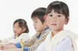 © japolia - 勉強する子供たち