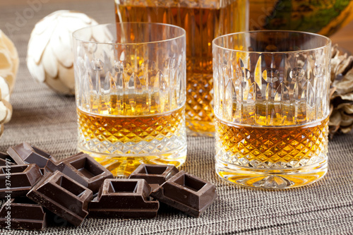 Fotografía Chocolate and fine bourbon whiskey in crystal tumblers