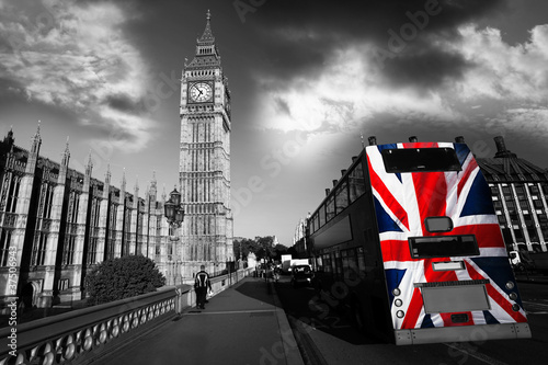 big-ben-z-autobusem-miejskim-w-londynie-wielka-brytania-czern-i-biel