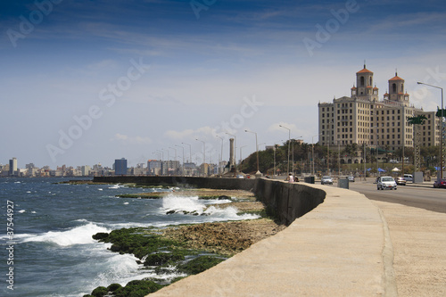 Fotografie, Obraz Famous Malecon drive with Hotel Nacional