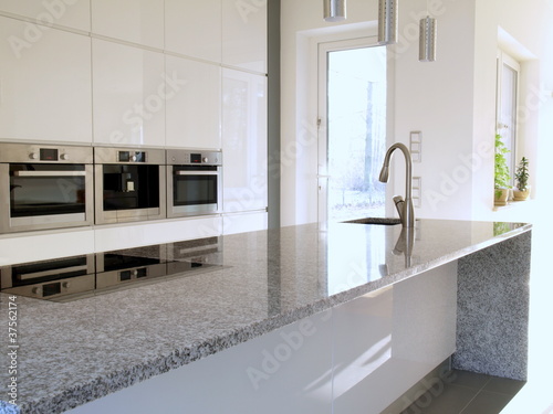 Fotografía Granite countertop in a modern kitchen
