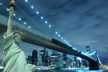 Wall Mural - brooklyn bridge and the statue of liberty at night