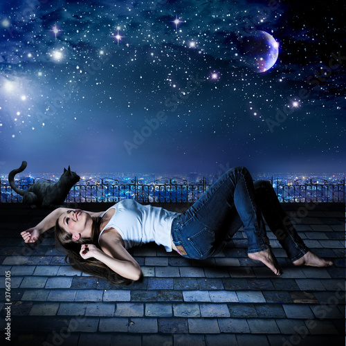 Plakat na zamówienie Mädchen auf Dach liegend unter wunderschönem Sternenhimmel / h