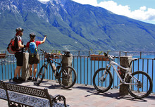 Tremosine, Belvedere Sul Lago Di Garda Con Ciclisti
