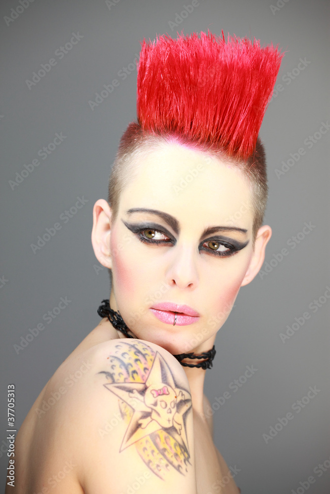 kobieta-z-czerwonym-tatuazem-punk-iro