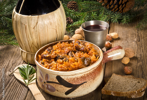 Naklejka dekoracyjna Sauerkraut mit geräuchertem Fleisch