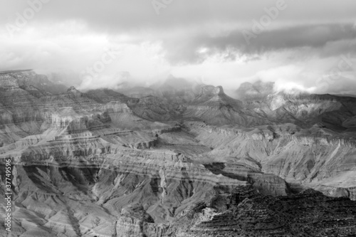 chmury-gromadzace-sie-nad-grand-canyon-w-arizonie