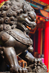 Canvas Print - Bronze lion in chinese temple