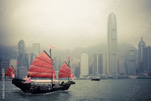 Nowoczesny obraz na płótnie chinese style sailboat in Hong Kong