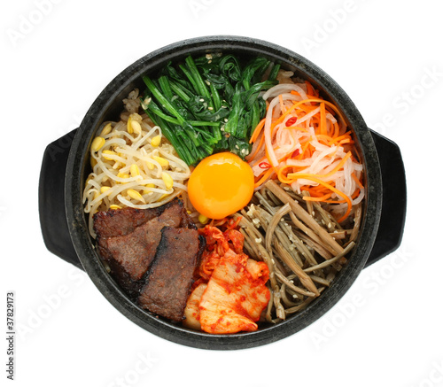 Photographie bibimbap in a heated stone bowl, korean dish
