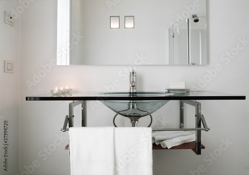 Lavabo E Piano Di Cristallo Per Un Bagno Moderno Buy This Stock