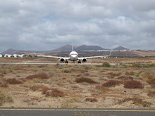 Eine Boeing 737-800 Rollt Auf Lanzarote Zum Start