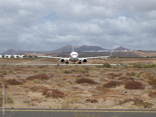 Poster Eine Boeing 737-800 rollt auf Lanzarote zum Start