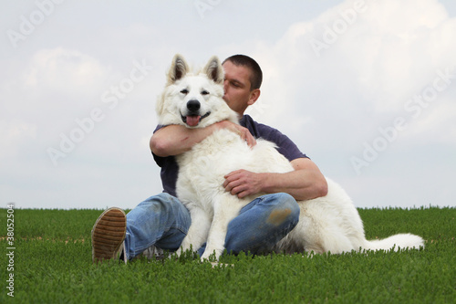 Fotografía maitre embrassant son chien - berger blanc