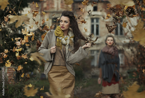 Naklejka na szybę Two young lady