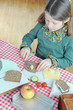© photophonie - Kind macht sich ein Pausenbrot