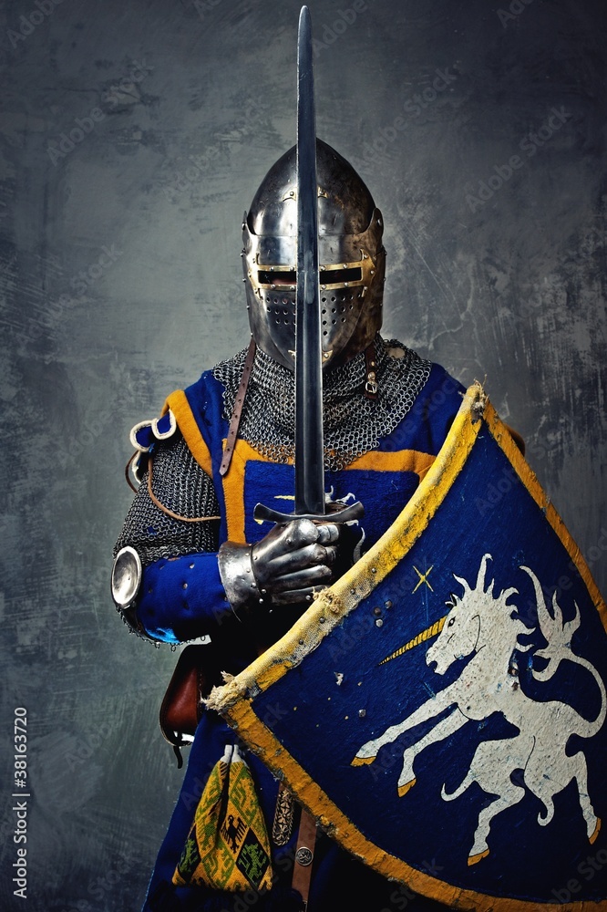Medieval knight on grey background. - obrazy, fototapety, plakaty 