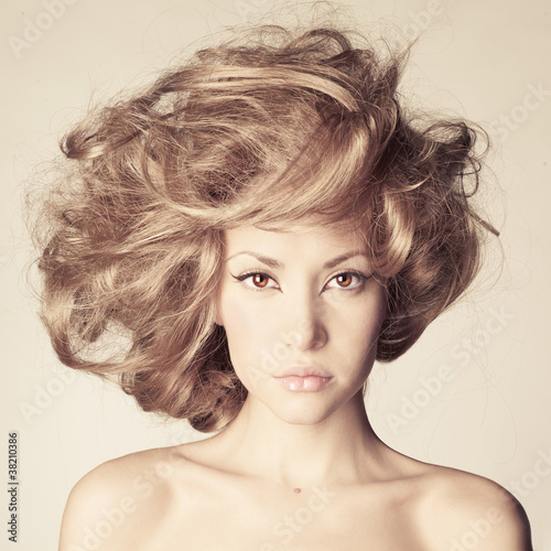 Naklejka dekoracyjna Beautiful woman with magnificent hair