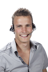 Homme avec un micro casque