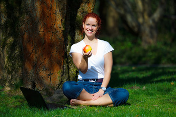 Wall Mural - junge frau sitzt mit laptop im wald