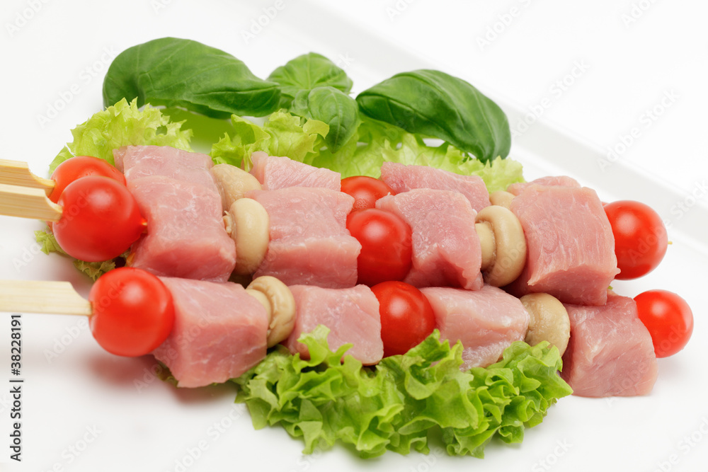 Foto de Stock Fleischspieß mit Champignons und Tomaten | Adobe Stock