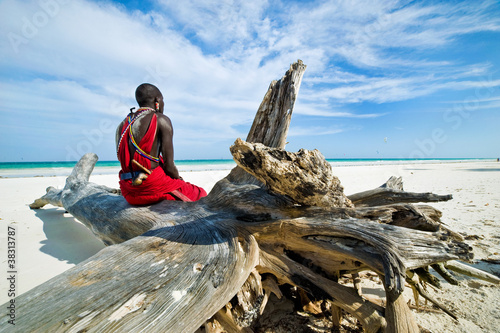 Fotografie, Obraz Maasai sitting by the ocean on the beach