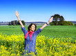 © tbel - Ausgelassene Frau im Rapsfeld