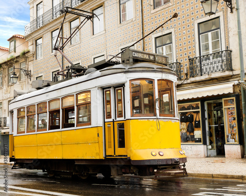 klasyczny-zolty-tramwaj-z-lizbony-portugalia