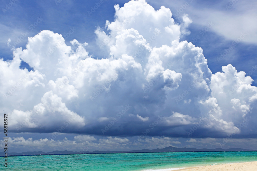 マリンブルーの海と大きな入道雲