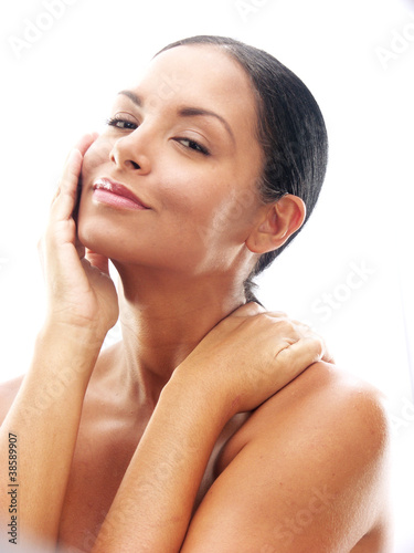 Fotografía Rostro y belleza de una latina que cuida su piel.