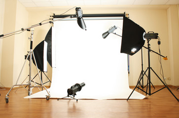 Canvas Print - Empty photo studio with lighting equipment