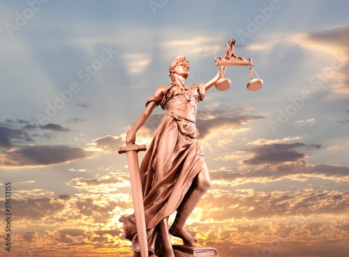 Naklejka na drzwi Statua sprawiedliwości na tle nieba