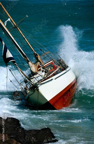 Naklejka ścienna yacht crash on the rocks in stormy weather