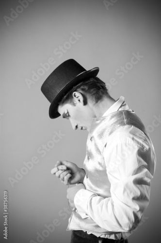 Photographie Homme du 19ème siècle regarde sa montre
