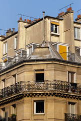 Wall Mural - balcon sur immeuble parisien