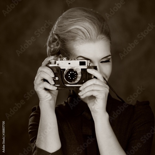 Naklejka - mata magnetyczna na lodówkę Woman in classic dress with retro camera.