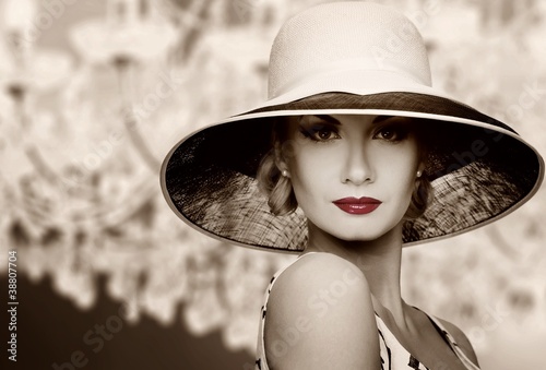 vintage-fotografia-z-kobieta-z-czerwonymi-ustami-w-kapeluszu