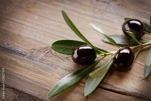 Naklejka - mata magnetyczna na lodówkę Olives on a Wood background