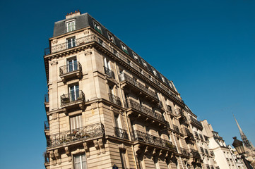 Wall Mural - immeuble parisien en coin avec balcons