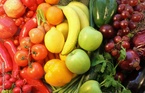 Fototapeta na wymiar obst und gemüse, regenbogenfarbig angeordnet