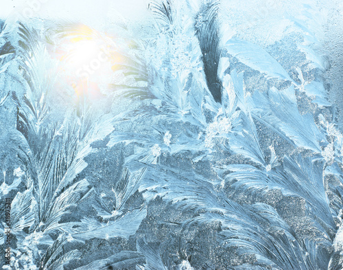 frosty-wzor-i-swiatlo-sloneczne-na-zimowym-oknie-gla