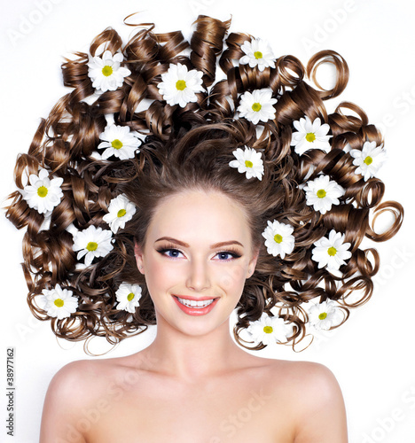 Tapeta ścienna na wymiar Smiling woman with flowers in hair