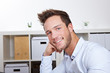 © Robert Kneschke - Dynamischer Mann im Büro