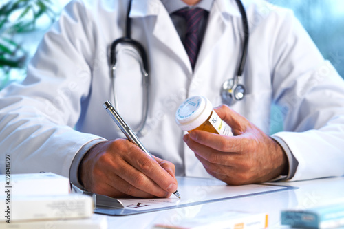 Fotografia Doctor writing out RX prescription