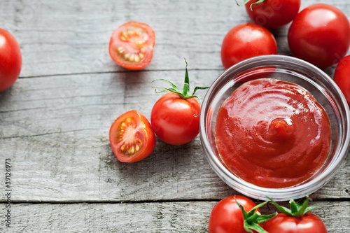 Fotografía frische Tomaten & Tomatensauce / Ketchup