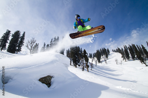 Obrazy Snowboard  niesamowity-skok-na-snowboardzie